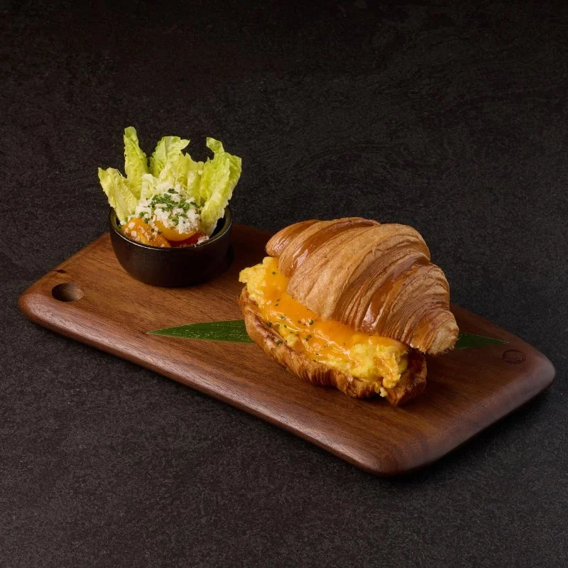 Scrambled Eggs Croissant كرواسون البيض المخفوق - الصورة 1